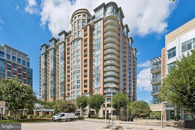 Foto del edificio - 8220 Crestwood Heights Dr