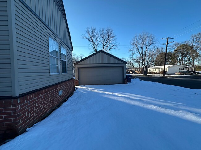 Foto del edificio - Duplex close to Tech with detached garage!