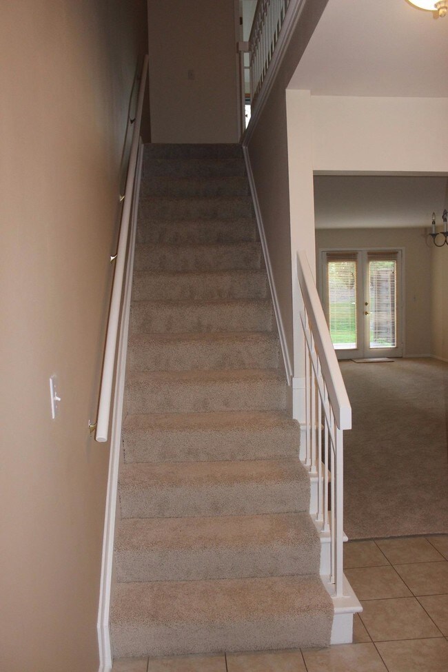 Building Photo - 656 Greenhills Dr