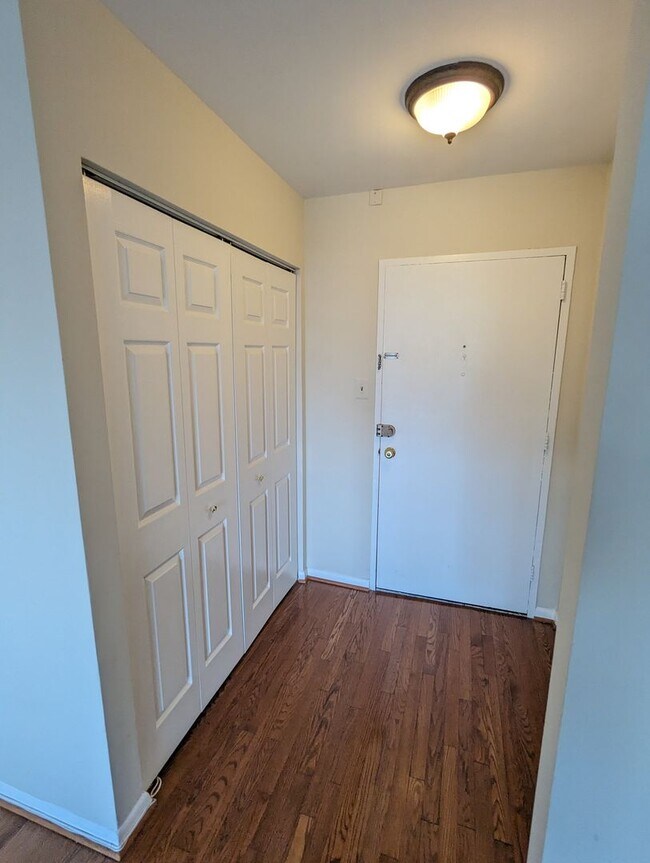 Building Photo - Beautifully maintained and recently renova...