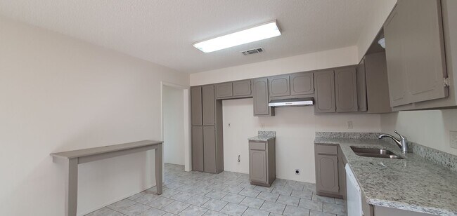 Building Photo - Spacious home with 4 bedroom/2 bath with f...