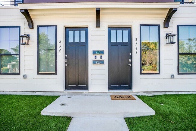 Foto del edificio - 2323 Benbrook Blvd