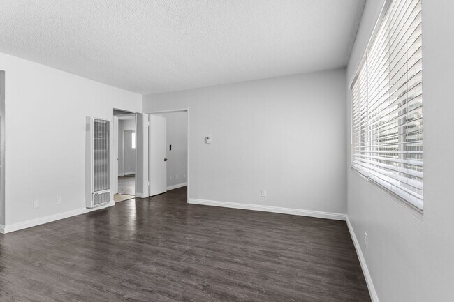 Foto del edificio - 1335 Stanley Avenue