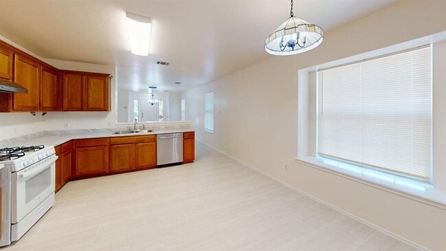 Building Photo - 1325 Darjeeling Dr