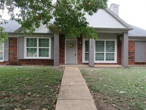 Building Photo - 2209 Merrimac Ln