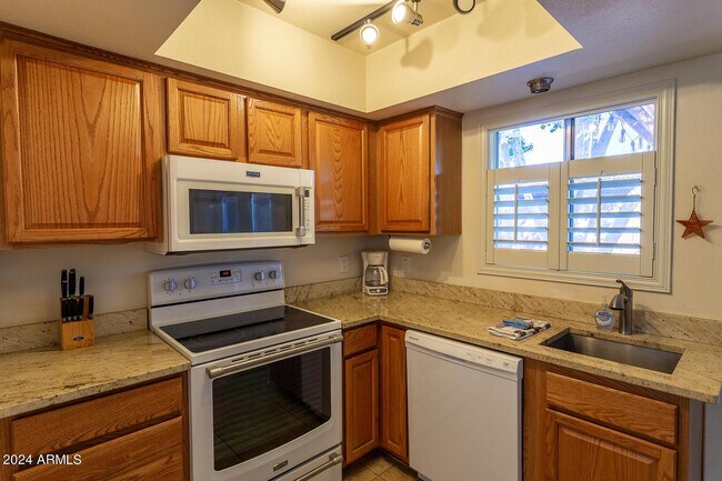 Foto del edificio - 8357 E Thomas Rd
