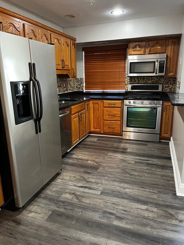 Foto principal - Renovated 2-Bedroom Apartment!!