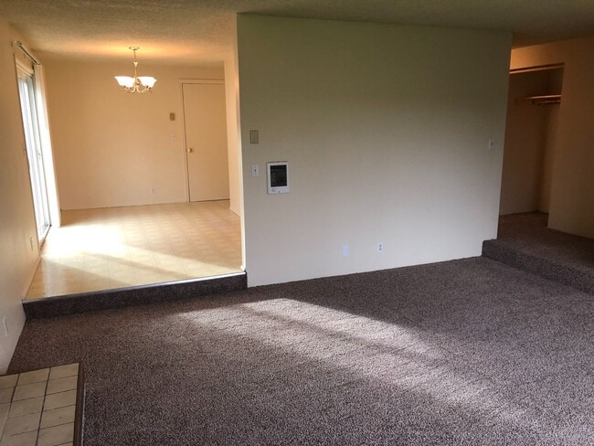 Building Photo - NW Eugene home in cul-de-sac with large yard!