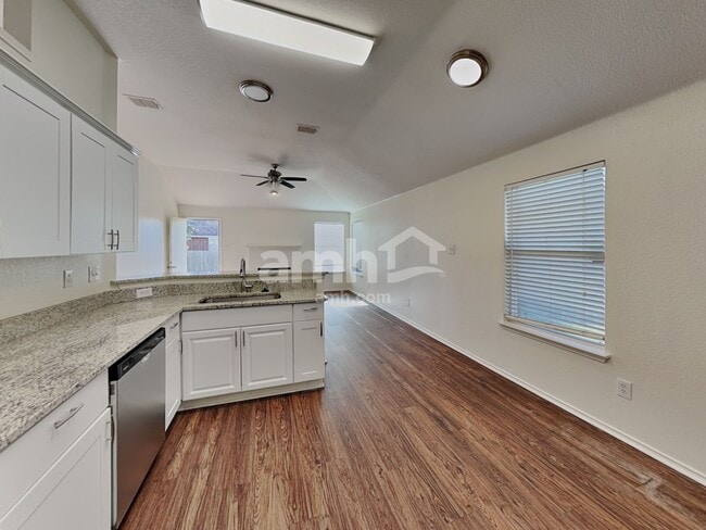 Building Photo - 1009 Whistle Stop Dr