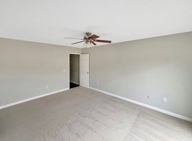 Foto del edificio - 5540 Royal Hill Dr