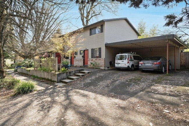 Well-maintained 2-bdrm/1-bath unit in tri-plex—On-site laundry, off-street parking, storage - Well-maintained 2-bdrm/1-bath unit in tri-plex—On-site laundry, off-street parking, storage Apartment