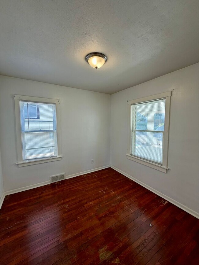 Foto del edificio - Spacious 3 bed/1.5 Bedroom House Close to Blackstone and Major Universities