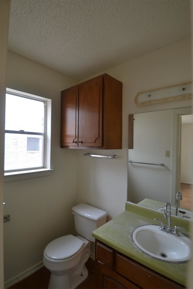 Building Photo - 622 Chauncey Dr