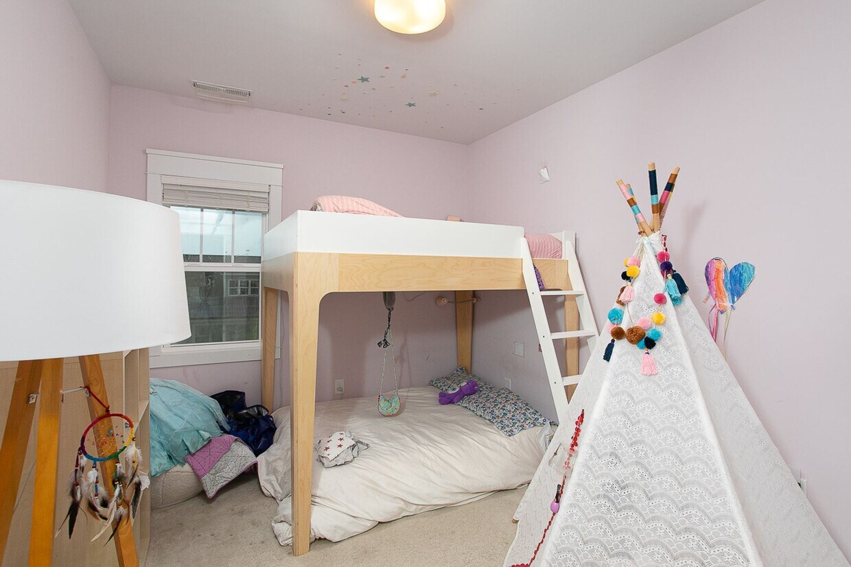 Primary Photo - Stunning 4 bedroom, 2.5 bath with NEW CARP...