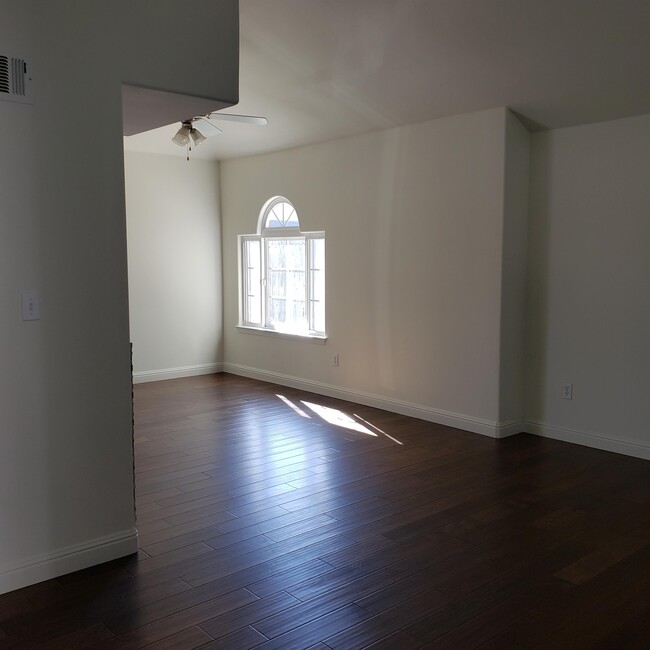 Building Photo - 416 S Elm St