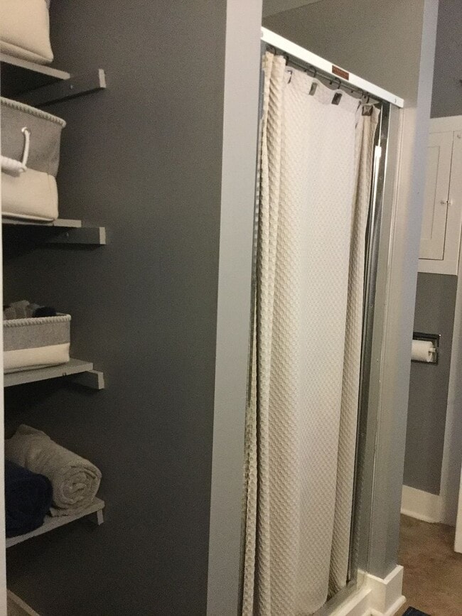 bathroom - 633 N Water St
