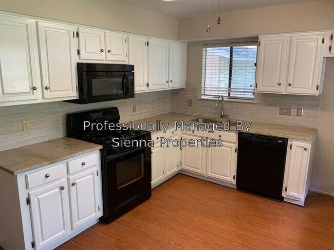 Building Photo - 9815 Woodshire Dr