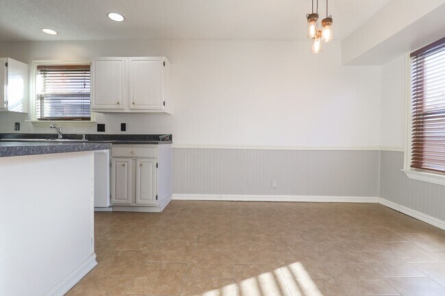 Foto del edificio - 3 Bed / 2 Bath / East Tulsa $1680 / Month