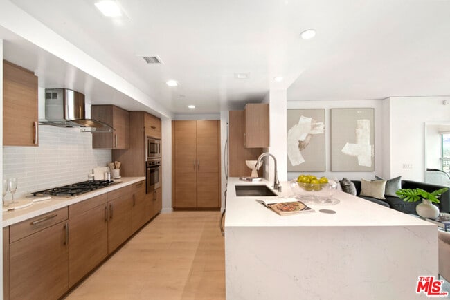 Building Photo - 13650 Marina Pointe Dr
