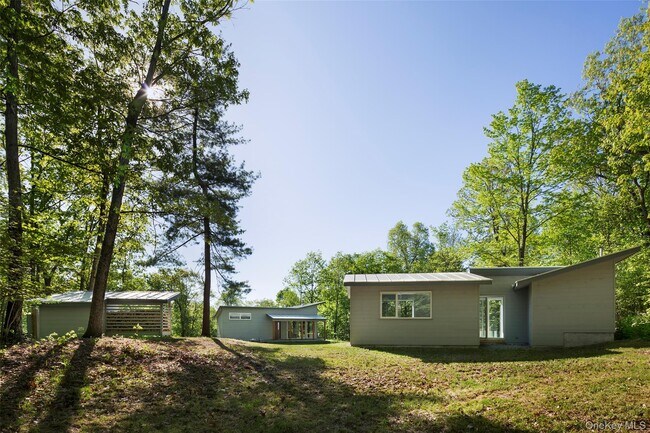 Building Photo - 425 Lake Dr