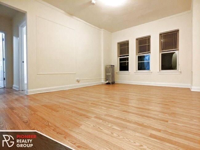 Building Photo - 5417 N Kenmore Ave