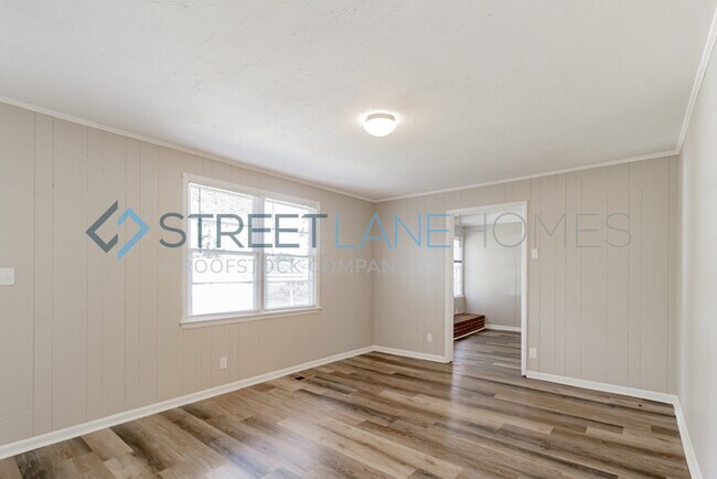 Building Photo - REDUCED!