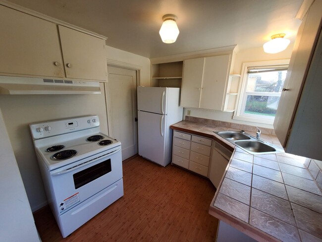 Building Photo - 2BR Home with Hardwood Floors Near Fairgro...