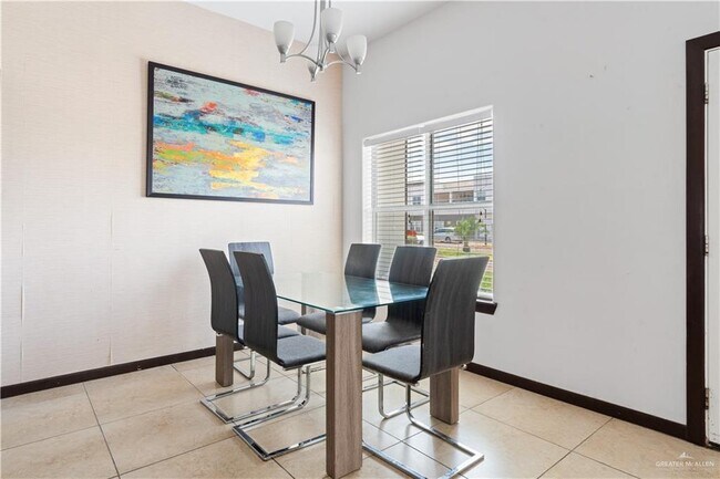 Foto del edificio - 12 Colbath Ave