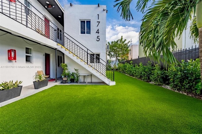 Foto del edificio - 1745 NW 1st Pl