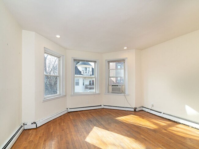 Foto del edificio - Allston 4 Bed – 1,250 Sq Ft – Heat Included – Top Floor – 9/1