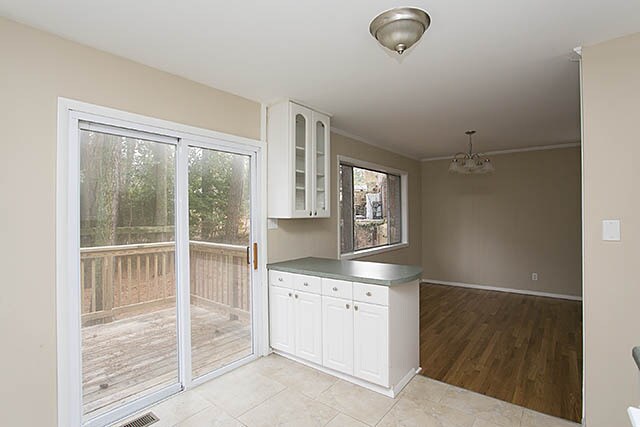 Foto del edificio - Charming Brick Ranch on a Spacious, Wooded...