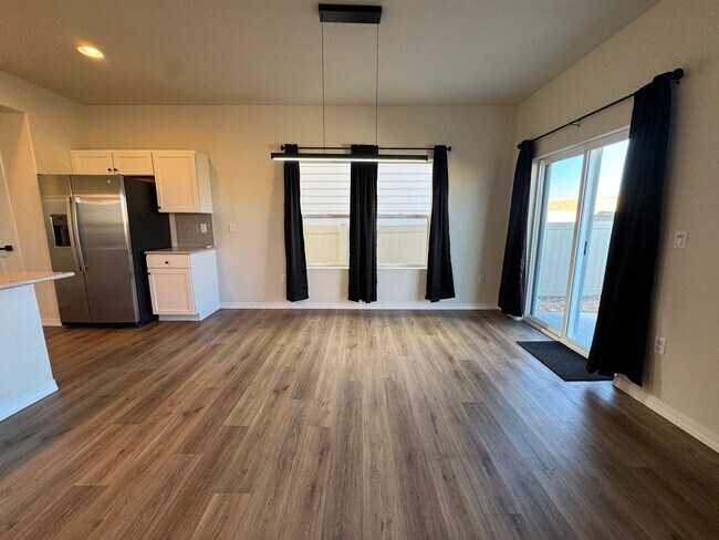 Foto del edificio - Spacious 3-Bedroom, 3-Bathroom Two-Story Home with Modern Finishes & Fenced Yard
