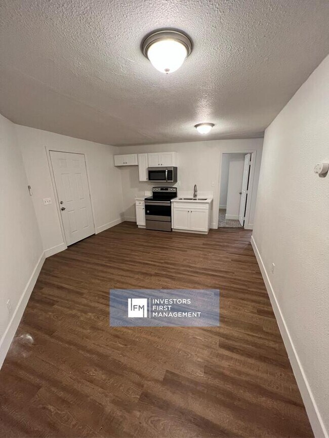 Building Photo - 1676 E La Cadena Dr