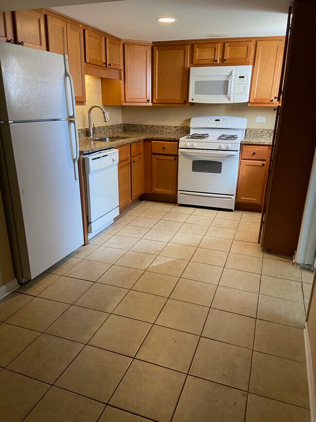 Kitchen - 3218 W Eastwood Ave