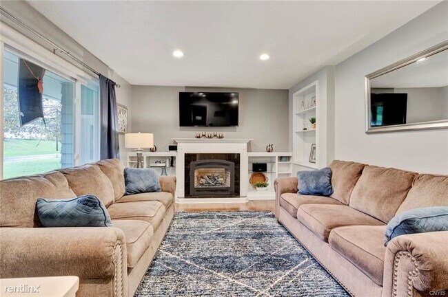 Building Photo - 3 br, 1 bath House - 383 Northfield Way