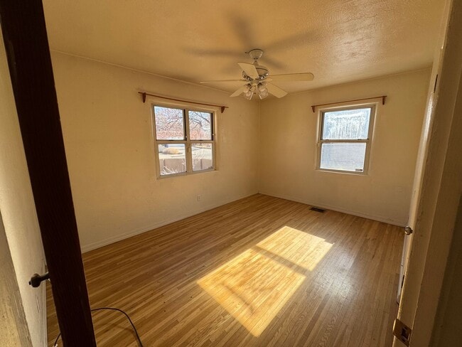 Building Photo - University Home, Great Layout!