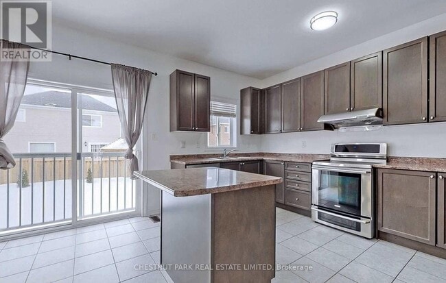 Building Photo - 808 O'Reilly Crescent