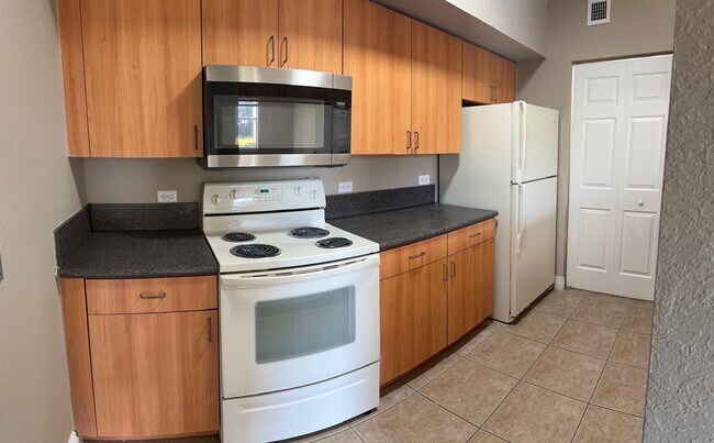 Building Photo - 1 BEDROOM = FIRST FLOOR = LAKE VIEW  Approved The Same Day!!