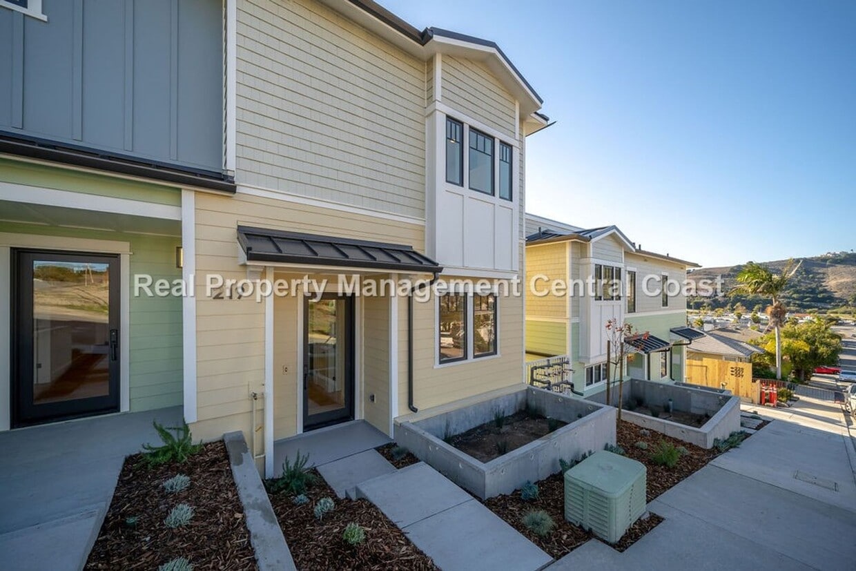 AVAILABLE MARCH Executive Townhome in Av... House Rental in Avila