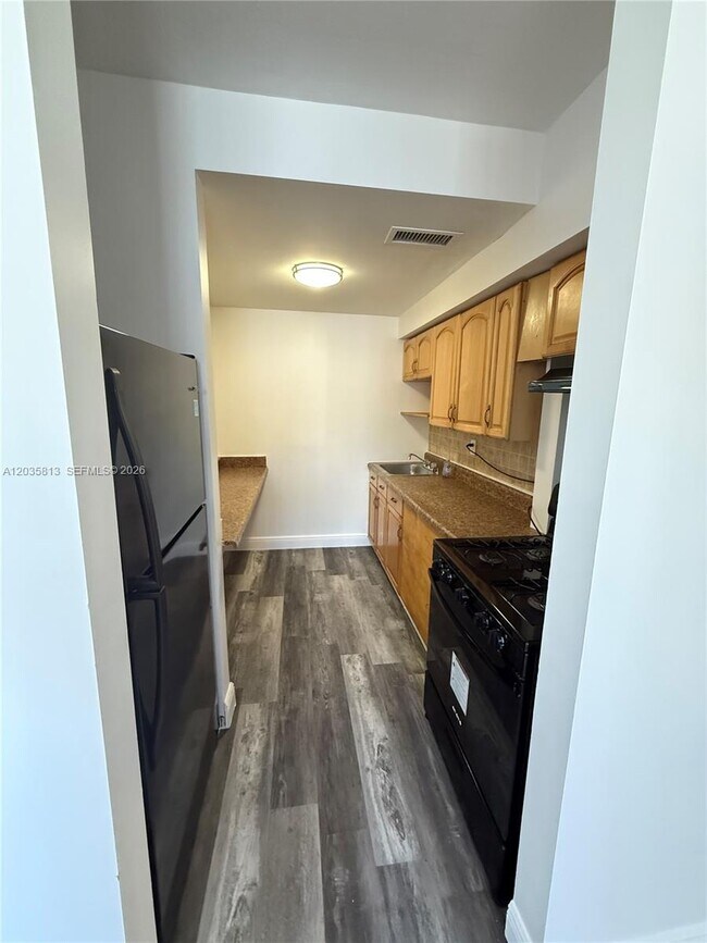 Foto del edificio - 7720 Byron Ave