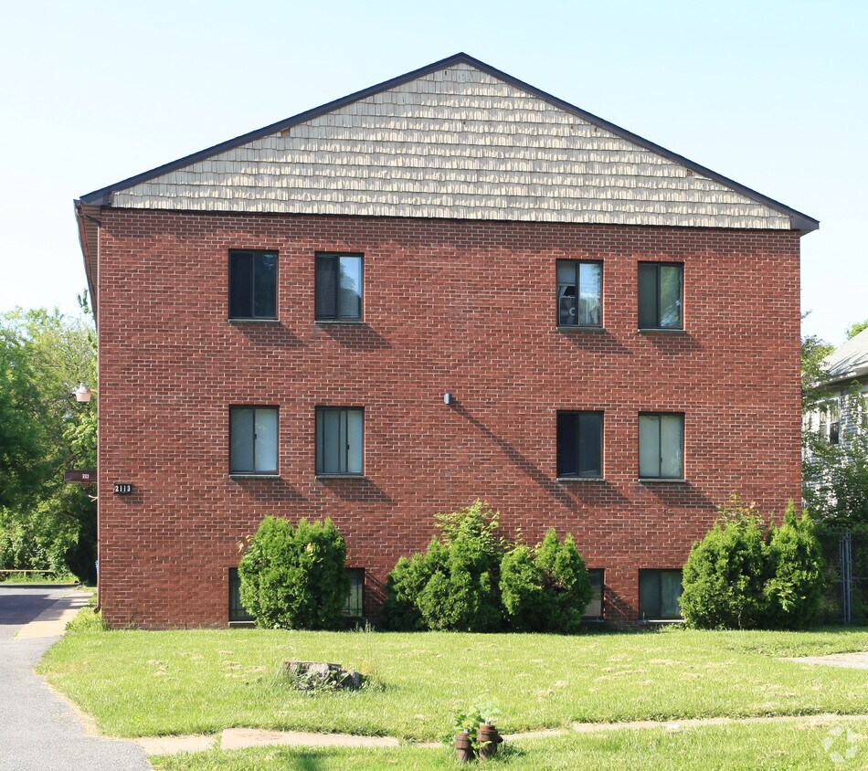 Building Photo - 2113 E Genesee St