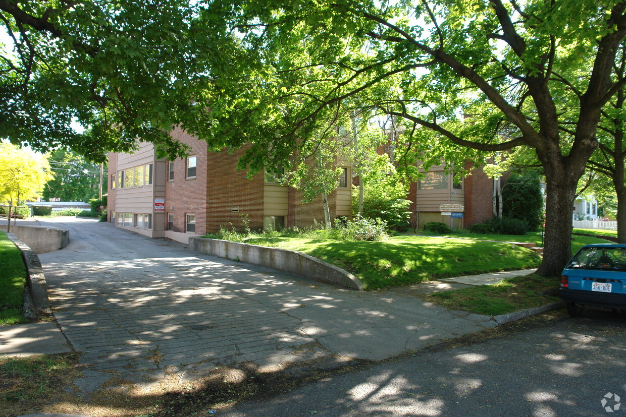 Foto del edificio - Cedarwood Apartments