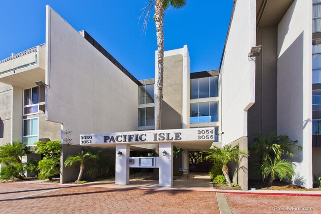 Building Photo - Top Floor in Resort Style Complex