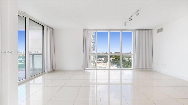 Foto del edificio - 1861 NW South River Dr