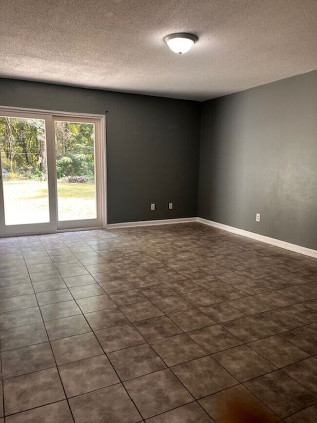 Building Photo - 2 Bedroom 1 Bath Duplex