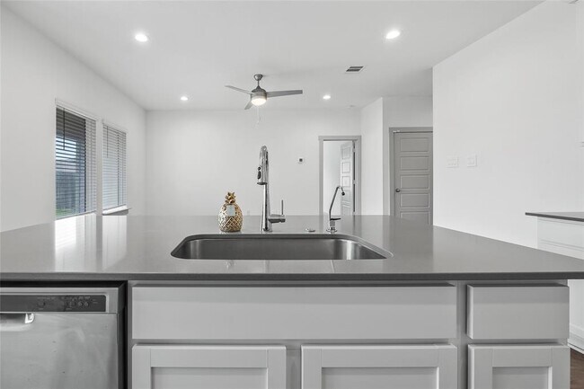 Building Photo - 8031 House bank Ln