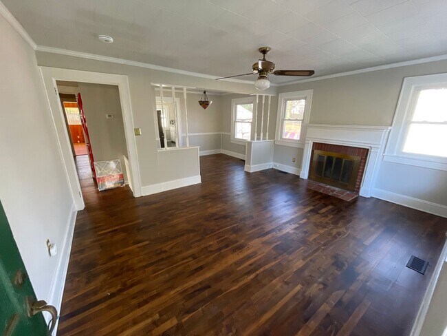 Building Photo - Spacious 2 bedroom 1 bath home with 1 car ...