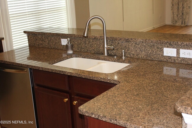 Foto del edificio - 5955 Wind Cave Ln