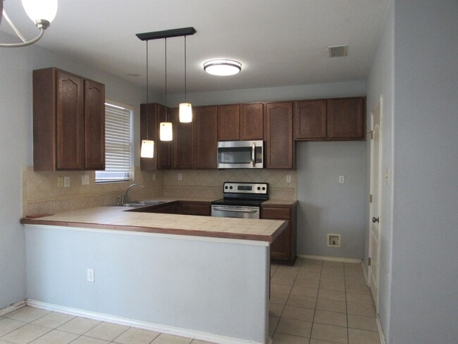 Foto del edificio - 9310 Albany Dr