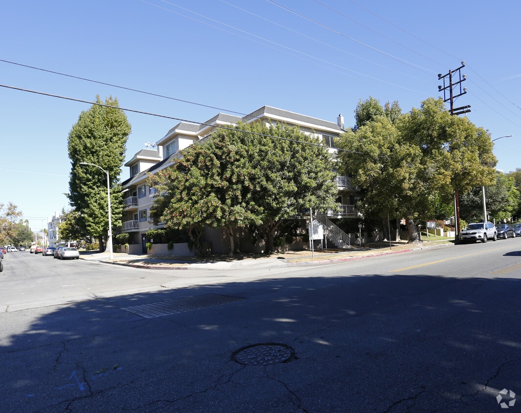 Building Photo - 10853 Camarillo St